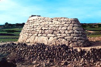 Naveta of Es Tudons (lateral vision)